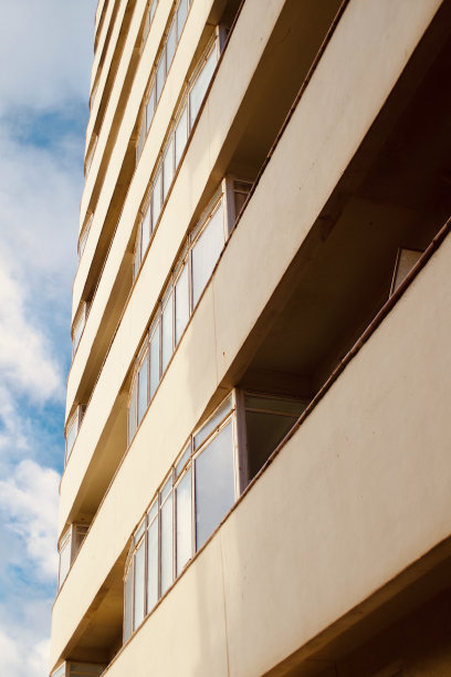 公寓大楼的墙壁和窗户图片下载