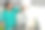 动物医院的工作人员在候诊室里抱着一只狗的照片。图片下载