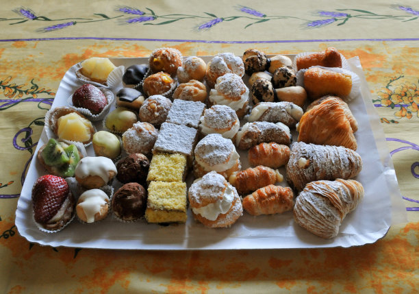 美味的意大利甜点，一家糕点店，撒丁岛图片下载