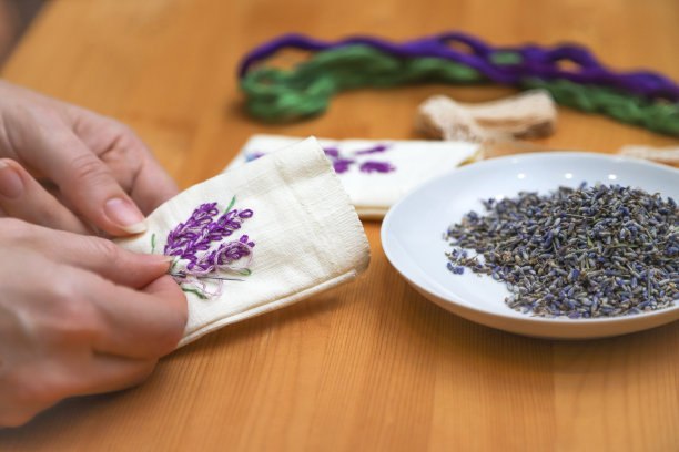 在家里做薰衣草香薰香囊与花卉刺绣。零浪费DIY礼物。选择性对焦照片图片下载