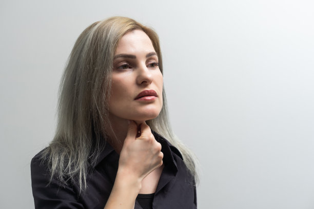 美丽随意的女人喉咙痛。孤立在白色上。图片下载