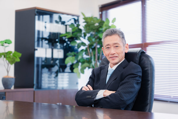 会议室里一位面带微笑的公司高管图片下载