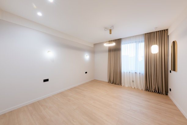 清洁宽敞明亮的房间，白色墙壁和照明图片下载