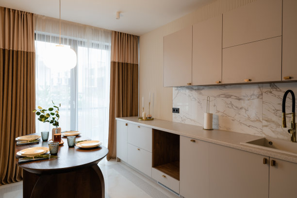 时尚的橡木工作室厨房，深色的桌子和明亮的厨房图片下载