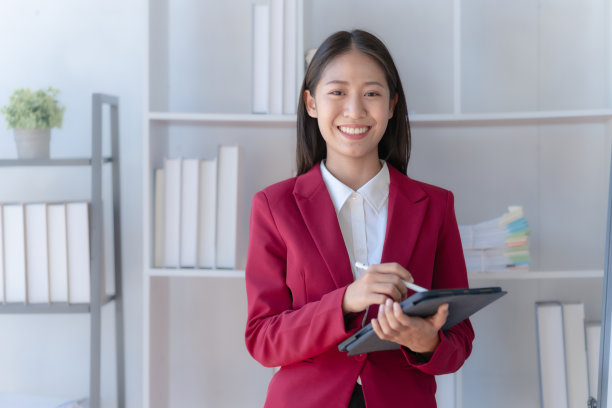 年轻漂亮迷人的亚洲中国一半泰国女子混合种族与在线资产负债表工作，在线簿员帮助咨询会计报告和财务报表。使用平板电脑图片下载