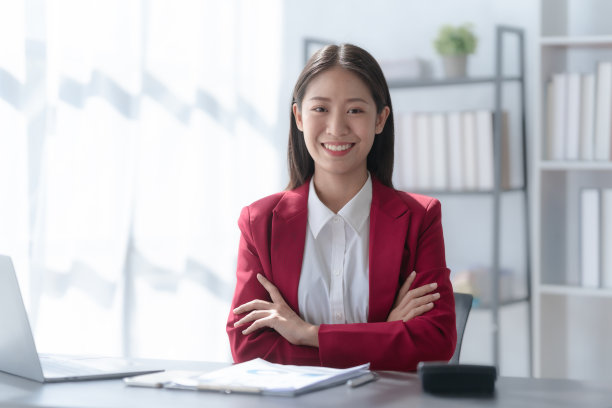 年轻漂亮迷人的亚洲中国一半泰国女子混合种族与在线资产负债表外包，在线簿员帮助咨询定制的会计报告和财务报表。图片下载