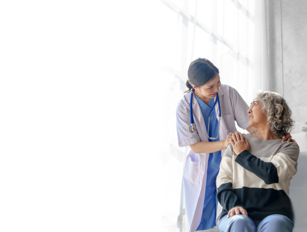 年轻的亚洲看护人与60多岁的亚洲老妇人进行咨询和鼓励，询问病史并推荐正确的治疗方法，牵着手鼓励图片下载