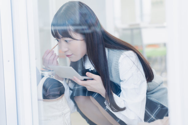 高中女生在学校化妆图片下载