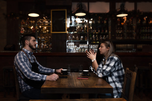 千禧一代的潮人夫妻咖啡馆酒吧餐厅老板在晚上打烊后，坐在一起谈利润，计算第二天的销售订单，忙碌一天后休息图片下载