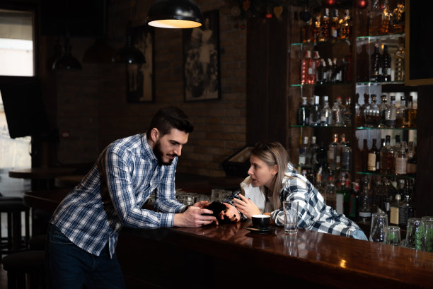 千禧一代的潮人夫妻咖啡馆酒吧餐厅老板在晚上打烊后，坐在一起谈利润，计算第二天的销售订单，忙碌一天后休息图片下载