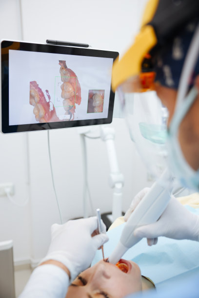 牙医用3d扫描仪扫描病人的牙齿。图片下载