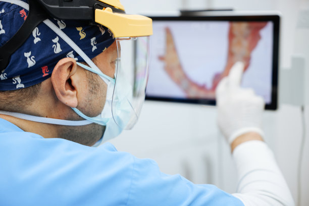 牙医用3d扫描仪扫描病人的牙齿。图片下载