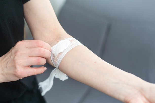 献血后搽手膏图片下载