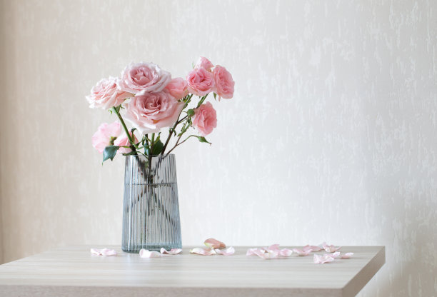 静物与粉红玫瑰在玻璃花瓶图片下载