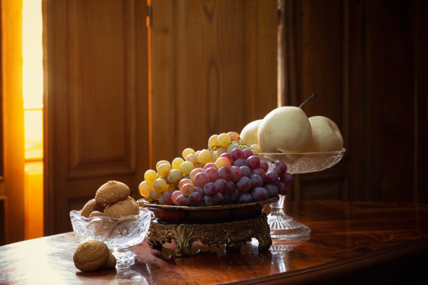 静物与满盘水果木制背景图片下载