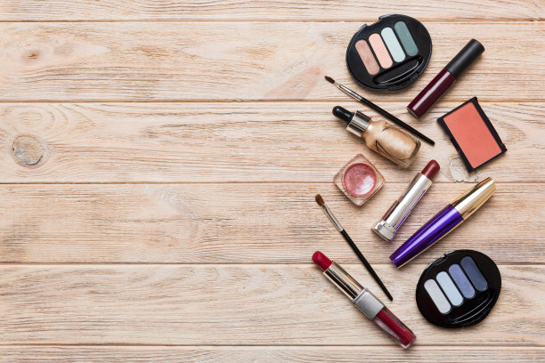 专业化妆工具。前视图。平的。美容、装饰性化妆品。化妆刷设置和颜色眼影调色板上的桌子背景。简约的风格图片下载