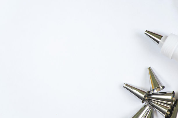 糕点袋和喷嘴在厨房的桌子上，糕点套图片下载