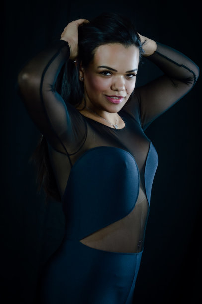 一个美丽的年轻的巴西女人穿着紧身紧身衣固定她的头发诱人的肖像图片下载