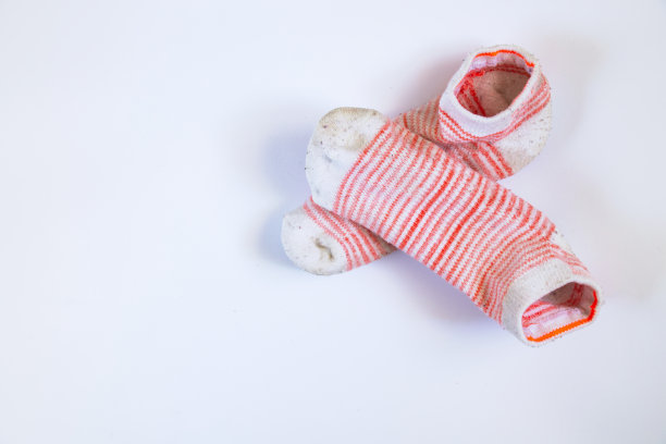 白色背景上的脏条纹女袜图片下载