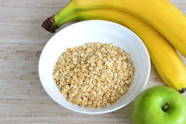 燕麦片与青苹果和黄香蕉单独放在碗里，特写图片下载