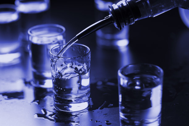 伏特加酒在酒吧里被倒入烈酒中图片下载