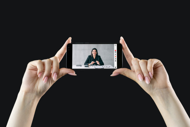 视频采访商务女性智能手机屏幕图片下载