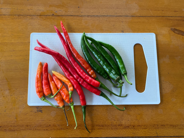 红辣椒，绿辣椒和红辣椒可以作为早上做饭的调味料图片下载