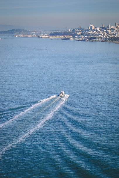 垂直拍摄的一个切割机漂浮在美国旧金山附近的水域图片下载