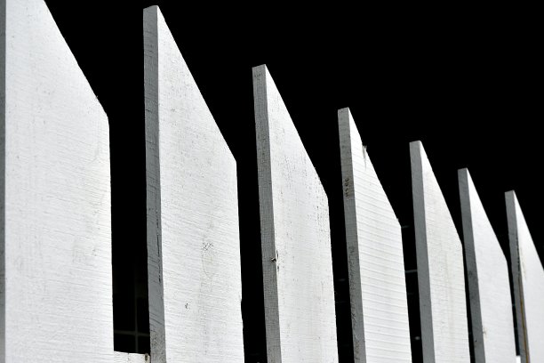 抽象的白色尖桩栅栏图片下载