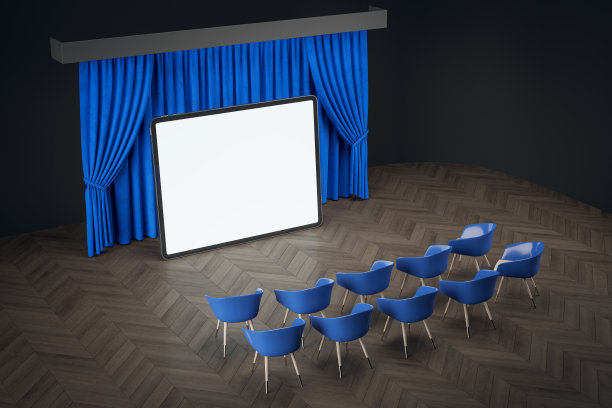 在线电影概念与顶部视图在空白白色数字平板电脑屏幕上的地方，为您的网站或在蓝色后台窗帘背景的椅子前面的图片。3D渲染，模型图片下载