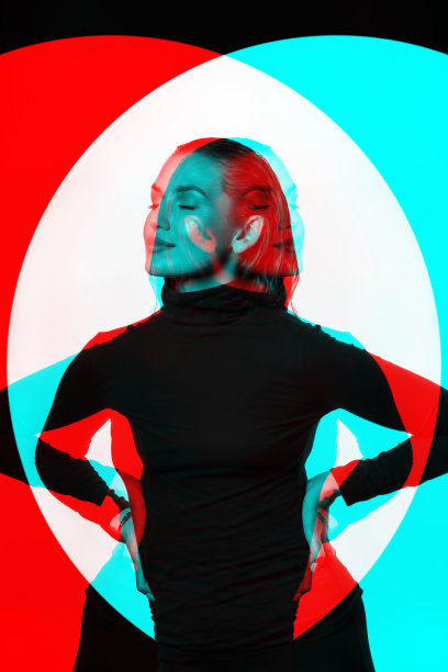 女子与黑色龟领毛衣，紧身裤和湿发型的画室肖像在RGB颜色分裂效果图片下载