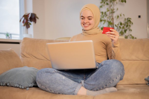 快乐的女人在网上购物图片下载