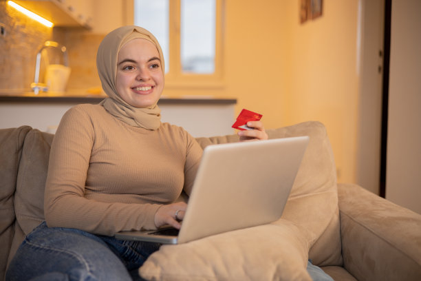 一名女子用信用卡在网上购物图片下载