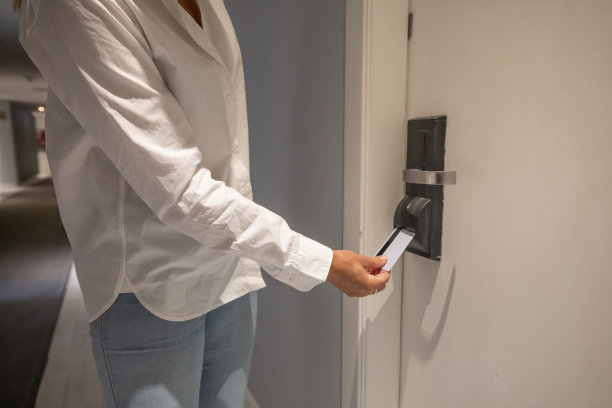 女商人用房间钥匙卡打开门，进入酒店卧室图片下载