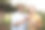 微笑的成年西班牙男子和俄罗斯女子夫妇酿酒师与一杯红酒在葡萄园测试质量。用来酿酒的葡萄种植园。图片下载