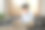 微笑的千禧一代男人坐在沙发上，使用笔记本电脑，查看电子邮件，在家远程工作。图片下载