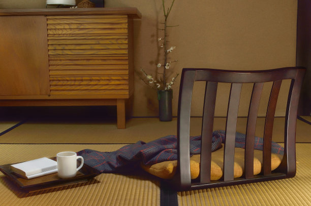 家居装饰与地面上的木椅图片下载