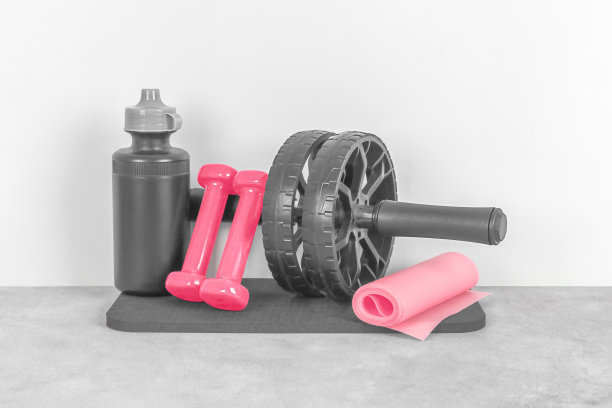 一套健身器材。图片下载