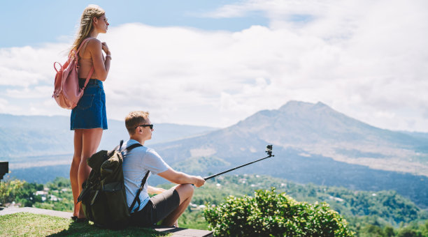 无法辨认的游客在视点上拍照图片下载