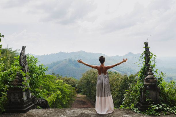 一个女人站在一个古老的亚洲宫殿的废墟中，穿着一件美丽的长裙图片下载