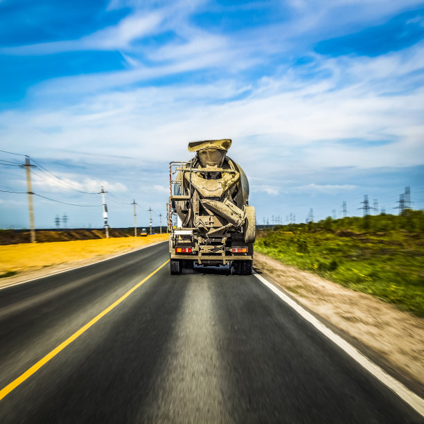 道路上的混凝土搅拌机图片下载