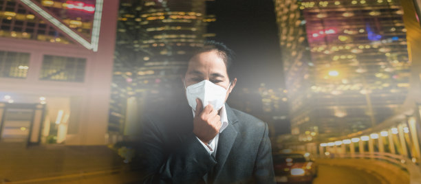 女性佩戴N95 PM 2.5呼吸防护口罩，防止空气污染和粉尘颗粒超过安全限度。健康、环保、生态理念。过敏、头痛。城市空气危险。图片下载