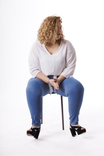 加码时装模特，牛仔衣服和白衬衫在白底，超重的女性身体图片下载