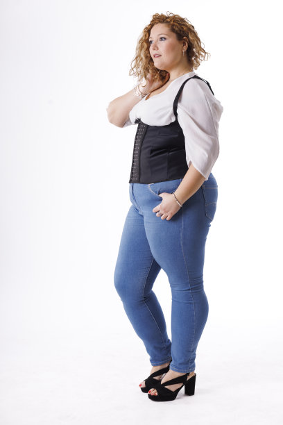 加码时装模特，牛仔衣服和白衬衫在白底，超重的女性身体图片下载