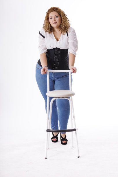 加码时装模特，牛仔衣服和白衬衫在白底，超重的女性身体图片下载