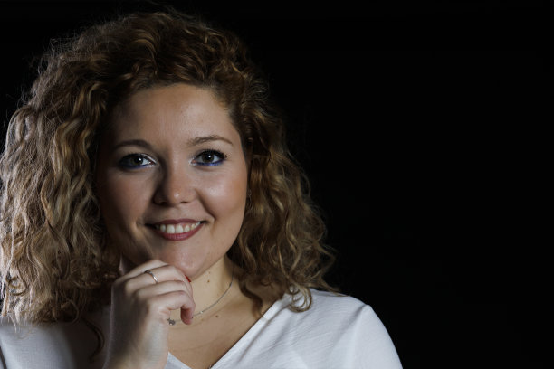 加码时装模特牛仔衣服和白衬衫在黑色背景，超重的女性身体图片下载