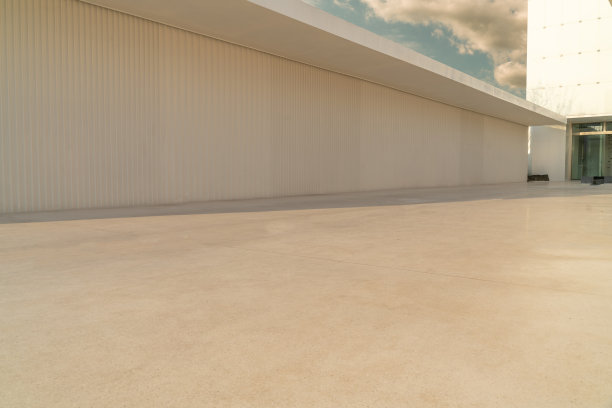 拍摄了一个现代建筑高层的空大理石地面，有一个复制空间图片下载