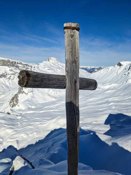 Summit cross mountain Rotspitz above Partnun St.Antönien and Gargellen. Ski mountaineering in the Swiss Alps. Snow covered mountains. High quality photo图片下载