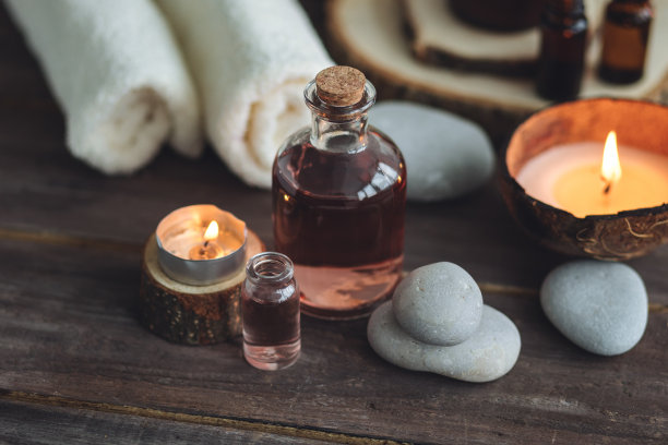 天然有机精油概念，巴厘岛水疗，美容，放松时光。气氛放松，愉悦。蜡烛，毛巾，深色木质背景。另类中医图片下载