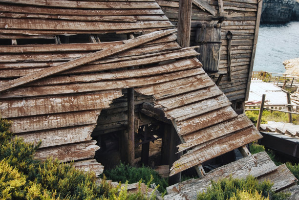 破洞:年久失修的木谷仓或棚屋屋顶上的大洞，无人居住图片下载
